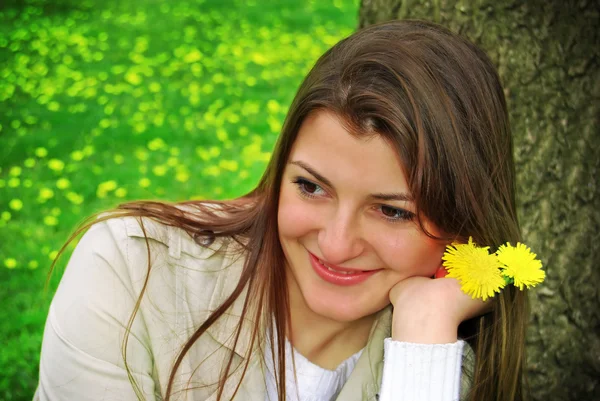 Uma menina com flores amarelas — Fotografia de Stock