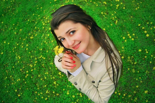 Een lachende meisje met gele bloemen — Stockfoto