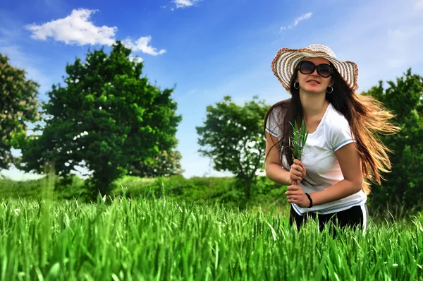 Flicka på ett vetefält — Stockfoto