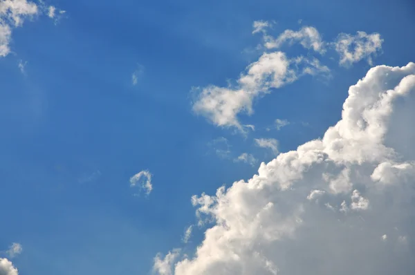Mavi gökyüzü ve parlayan bulutlar — Stok fotoğraf