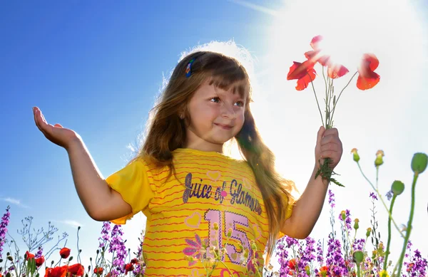 Маленькая девочка держит кучку мака — стоковое фото