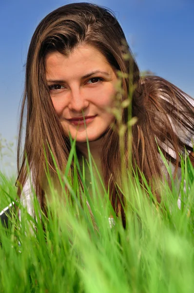 Taze yeşil çim ile kız — Stok fotoğraf