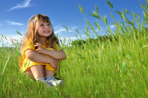 Marzy dziewczynka w świeża trawa zielony — Zdjęcie stockowe