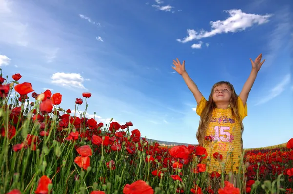 Маленькая девочка и поле с маком — стоковое фото
