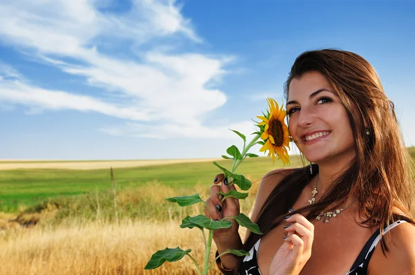 Mooi meisje in een veld — Stockfoto
