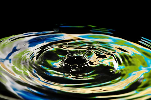 Vackra skvätt vatten gul-grön — Stockfoto