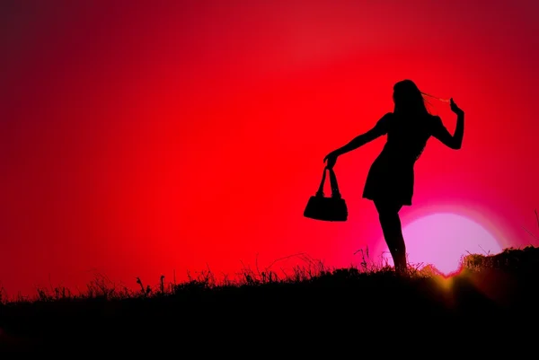 Mujer bonita y puesta de sol rojo — Foto de Stock