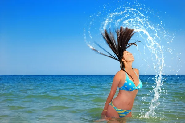 美しい少女は海の中で水しぶき — ストック写真