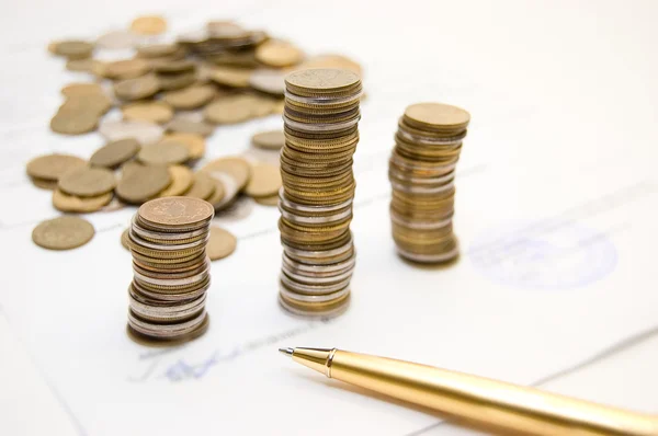 Coins on contract — Stock Photo, Image