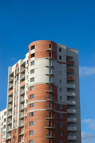Высокий многоэтажный дом — стоковое фото