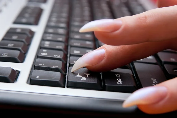 Vrouw op persoonlijke computer werkt — Stockfoto