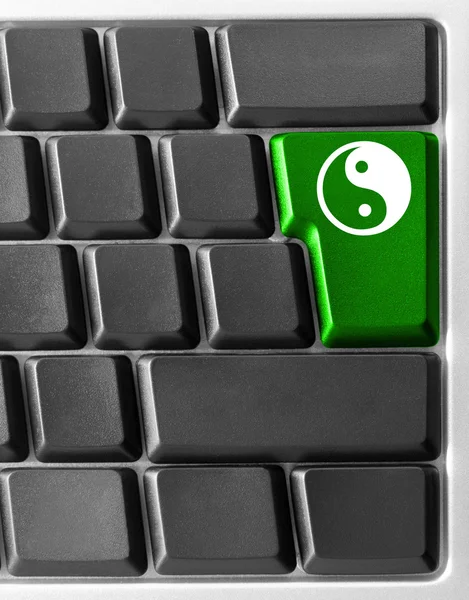 Teclado de computador com chave yin yan — Fotografia de Stock