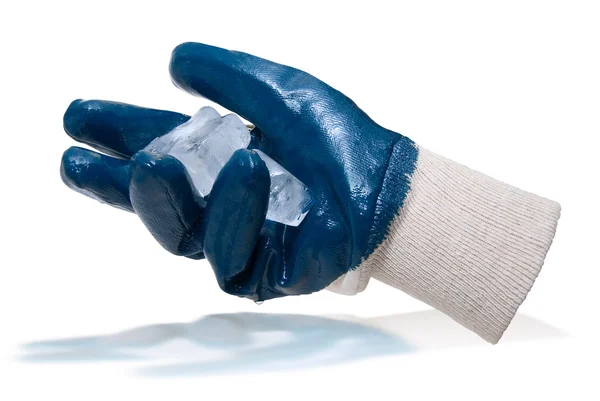 Modré rukavice držet bloky ledu — Stock fotografie