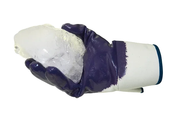 Niebieskie rękawice posiadają bloki lodu — Zdjęcie stockowe