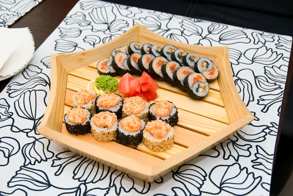 Sushi op houten plaat — Stockfoto