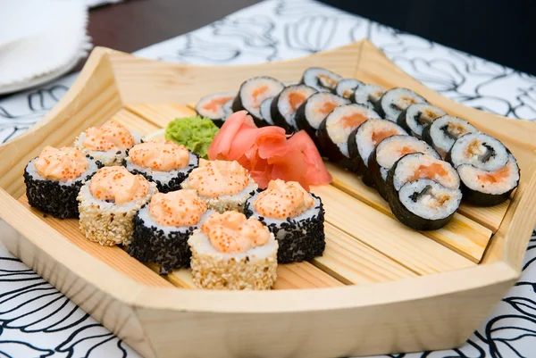 Sushi en la placa de madera —  Fotos de Stock