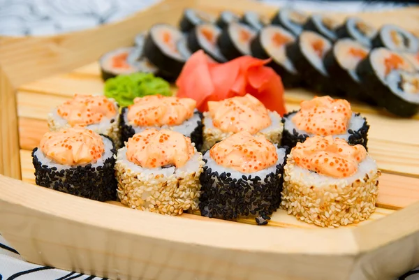 Sushi em placa de madeira — Fotografia de Stock