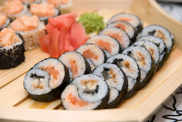 Sushi en la placa de madera —  Fotos de Stock