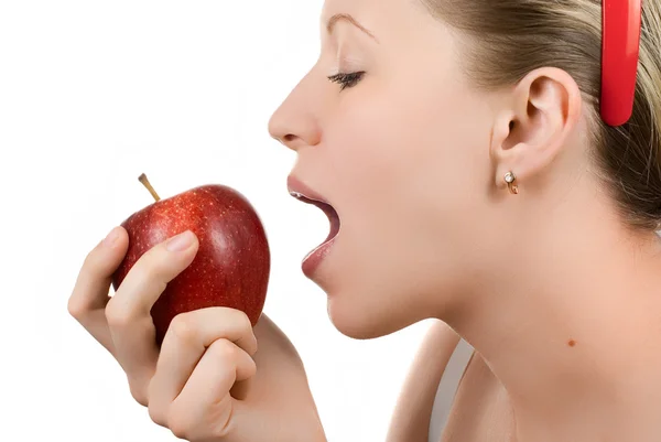 Поедание яблока — стоковое фото