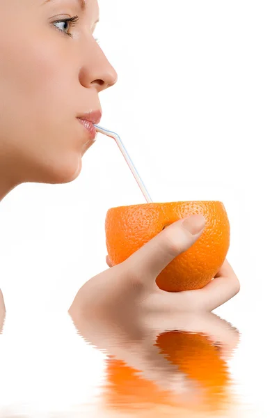 Pen jente drikker appelsinjuice på hvitt – stockfoto