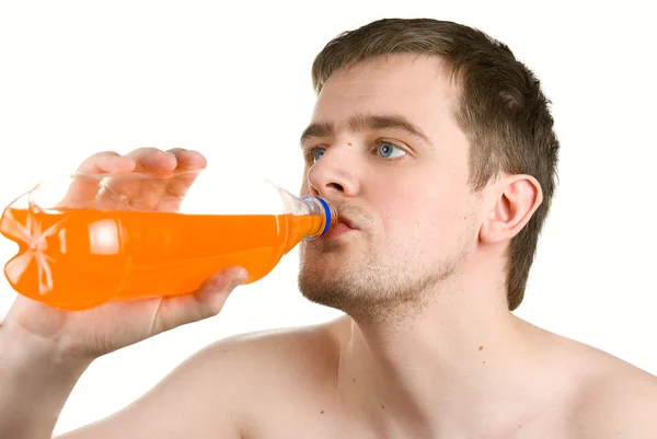 Mann trinkt Orangensaft — Stockfoto