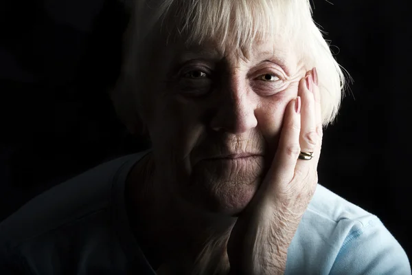 Eine ruhige Seniorin Stockbild