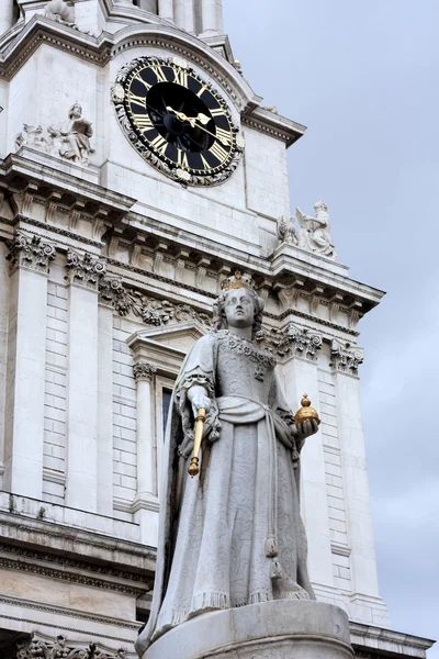Koningin victoria standbeeld Londen — Stok fotoğraf
