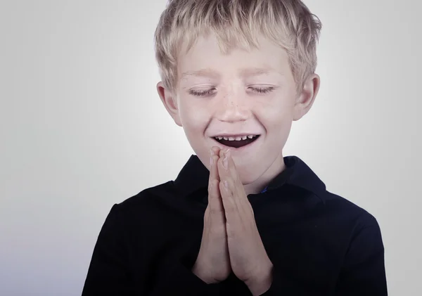 젊은 금발 남자 기도 — 스톡 사진