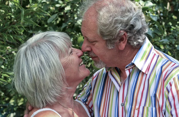 Amour couple d'âge mûr sur le point d'embrasser — Photo
