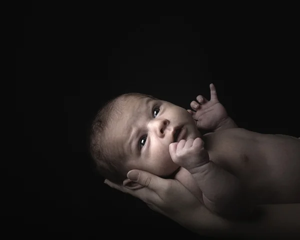 Retrato bajo de un nuevo bebé — Foto de Stock