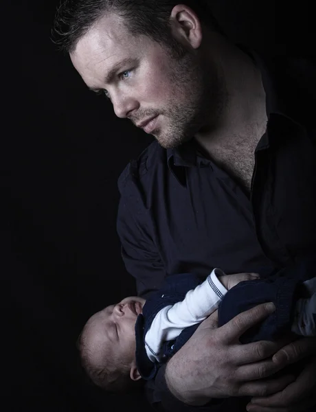 Liefhebbende vader houdt zijn pasgeboren zoon — Stockfoto