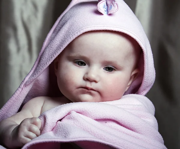 Um bebê de menina bebê dribbly bonito — Fotografia de Stock