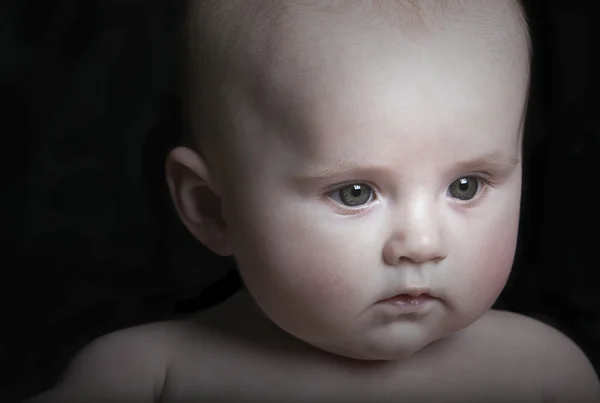 Een schattig vijf maand oude babymeisje — Stockfoto