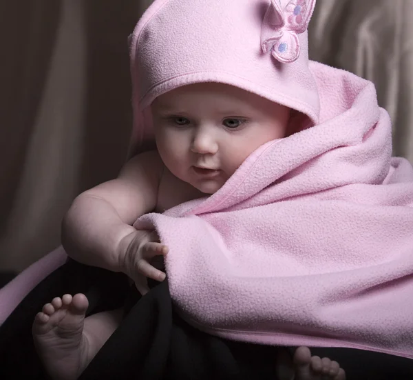 A dribbly aranyos lány gyermek baba — Stock Fotó