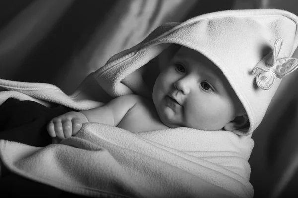低关键 portrat 的五个月大的婴儿 — 图库照片