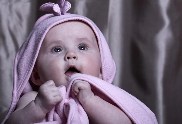 Az öt hónapos baba alacsony kulcs portrat — Stock Fotó