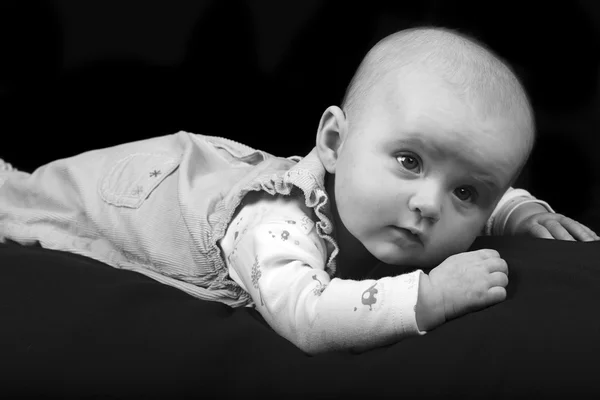 Baixo retrato chave de um bebê de cinco meses de idade — Fotografia de Stock