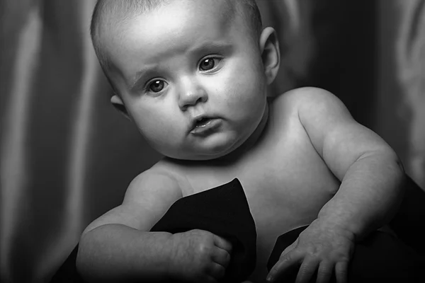 Baixo retrato chave de um bebê de cinco meses de idade — Fotografia de Stock