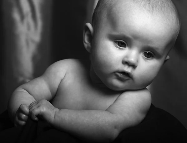 Низкий ключевой портрет пятимесячного ребенка — стоковое фото