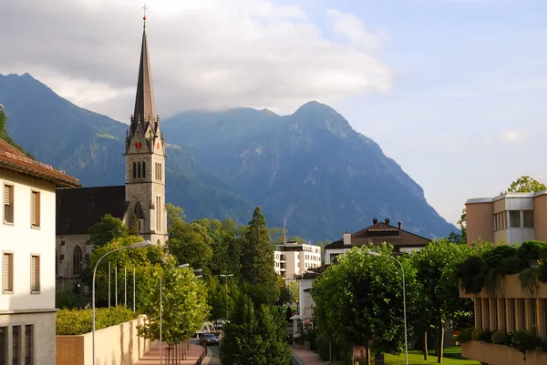 Vaduz církve, centra města a Alpy, liechte Stock Fotografie