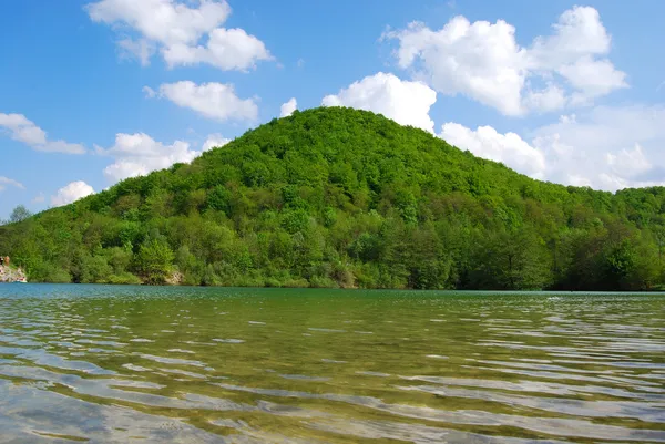 Lago refletindo a colina — Fotografia de Stock