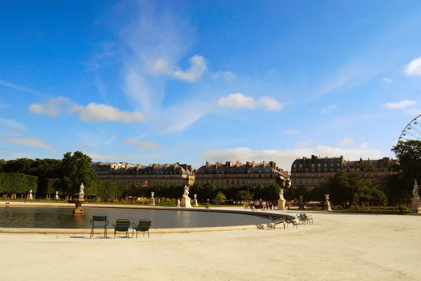Sky fountain and the pond in Louvre park — Stock Photo, Image