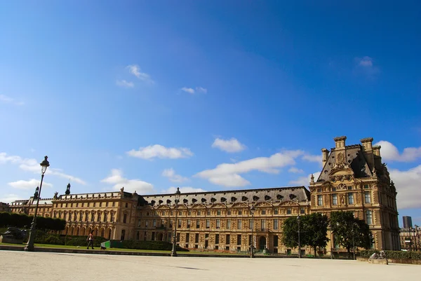 Louvre museum exterior — Stock Photo, Image