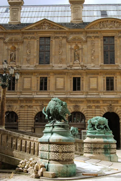 Estátuas de javali e lobo no Louvre — Fotografia de Stock