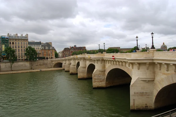 塞纳河畔的中世纪大桥 — 图库照片