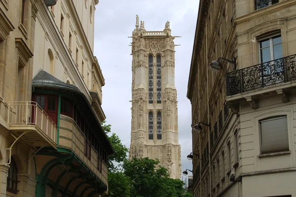 Mittelalterlicher Turm zwischen zwei Häusern — Stockfoto