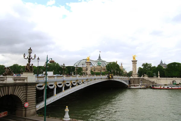 Мост Александра через Сену — стоковое фото