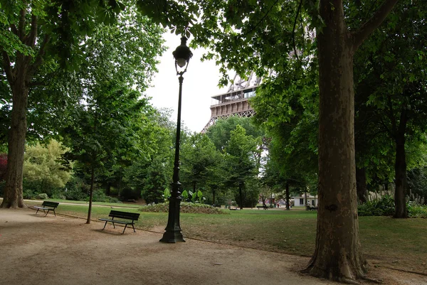Parque con bancos vacíos cerca de Eiffel Towe — Foto de Stock