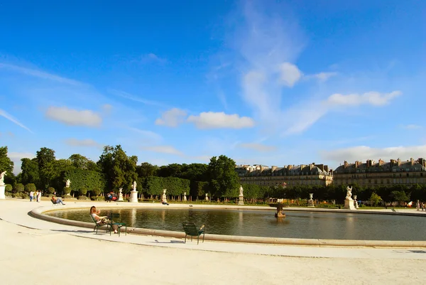Niebo fontanny w parku Luwru — Zdjęcie stockowe