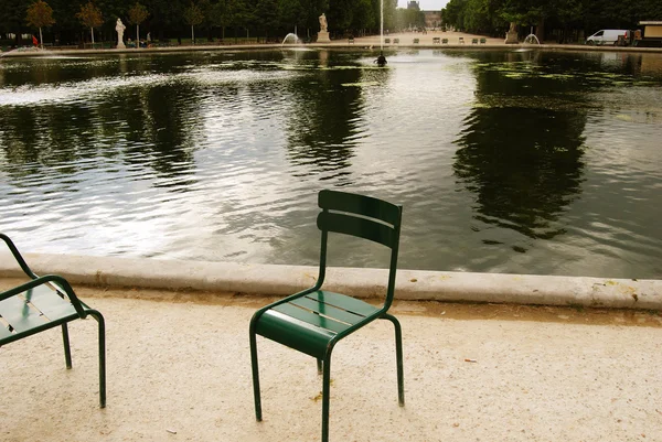 Dvě prázdné židle u rybníka — Stock fotografie